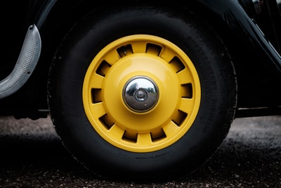带轮胎的黄色车轮